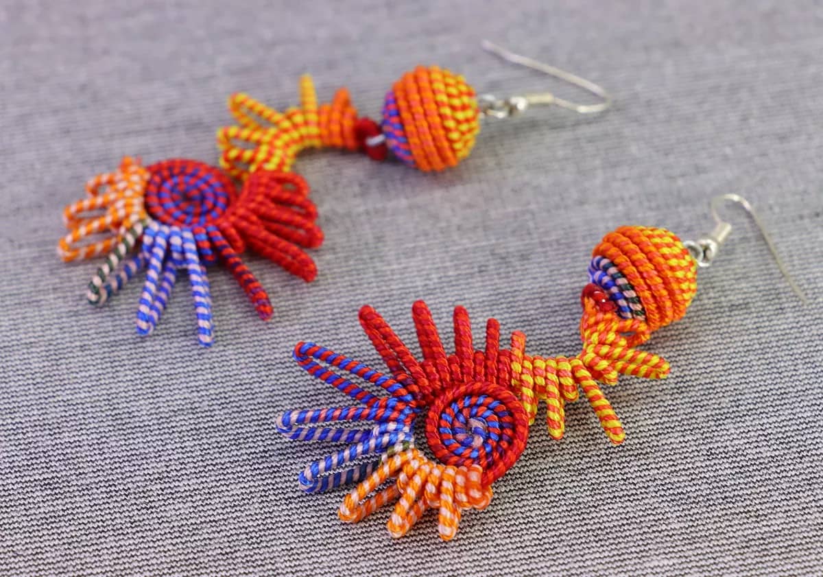 Aretes Colgante Bordadas De Colores Aretes De Moda - Image 2