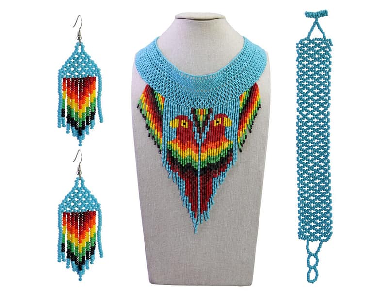 Collar Artesanal Con Flecos De Guacamayo Chaquira
